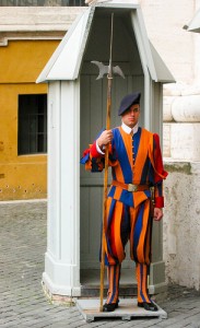 swissguard-brefe שומר שוויצרי עומד איתן, מונע מהאפיפיור לצאת. צילום: brefe