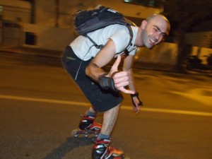 rollerbladertelaviv המחשת משתתף במצעד הגאווה / רכיבה על רולרבליידס. המציג אינו גיי... למיטב ידיעתנו